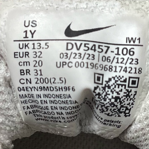 Nike Kids shoe, size 1y US - Picture 3 of 4